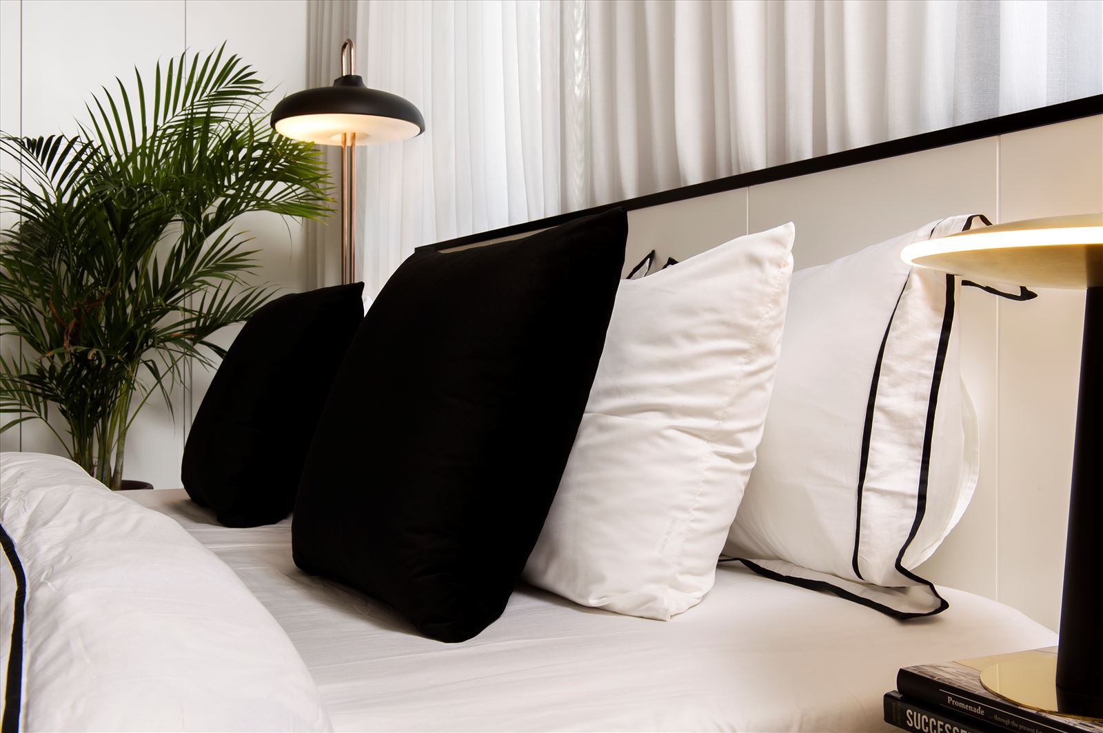 Penthouse - Petah Tikva גוף תאורה בחדר השינה בעיצוב של דורי קמחי