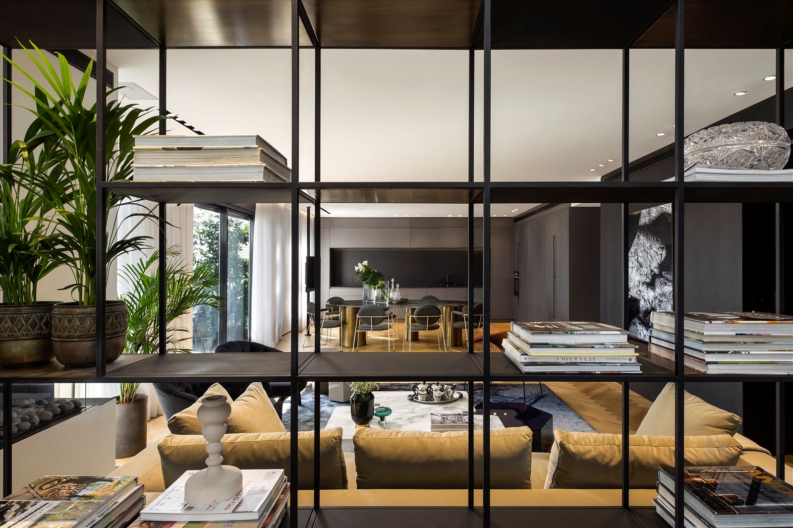 Penthouse - Petah Tikva מרחב הסלון מואר בגופי תאורה בתכנון דורי קמחי