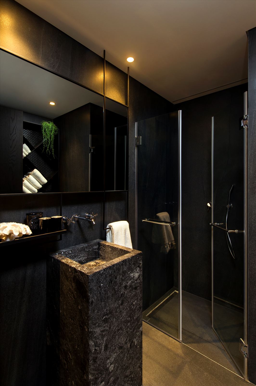 Penthouse - Petah Tikva גוף תאורה מיוחד מאיר את חדר האמבטיה נעשה על ידי דורי קמחי