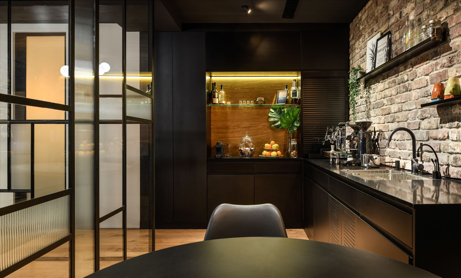 Arbitrage office גופי תאורה מאירים את מרחב המטבח בעיצוב של דורי קמחי