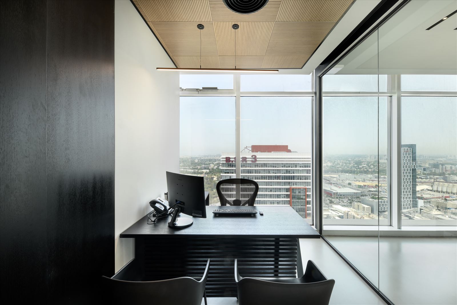 Divident office חדר המשרד מואר בגוף תאורה בעיצובו של קמחי תאורה