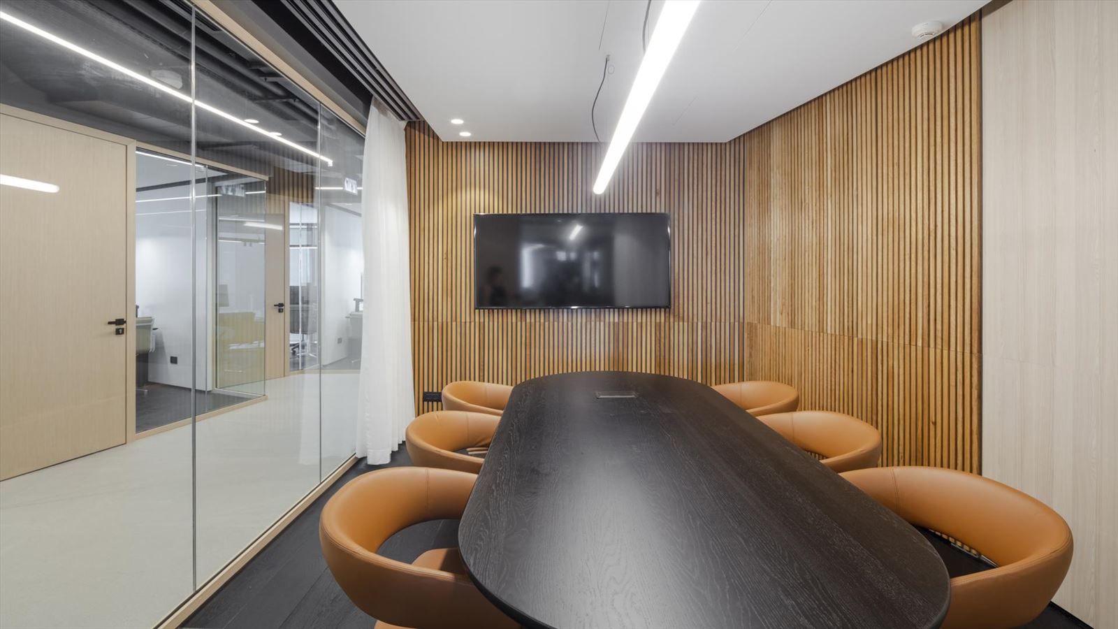 Fortissimo Offices – Tel Aviv עיצוב מרשים לחדר ישיבות עם גוף תאורה של דורי קמחי