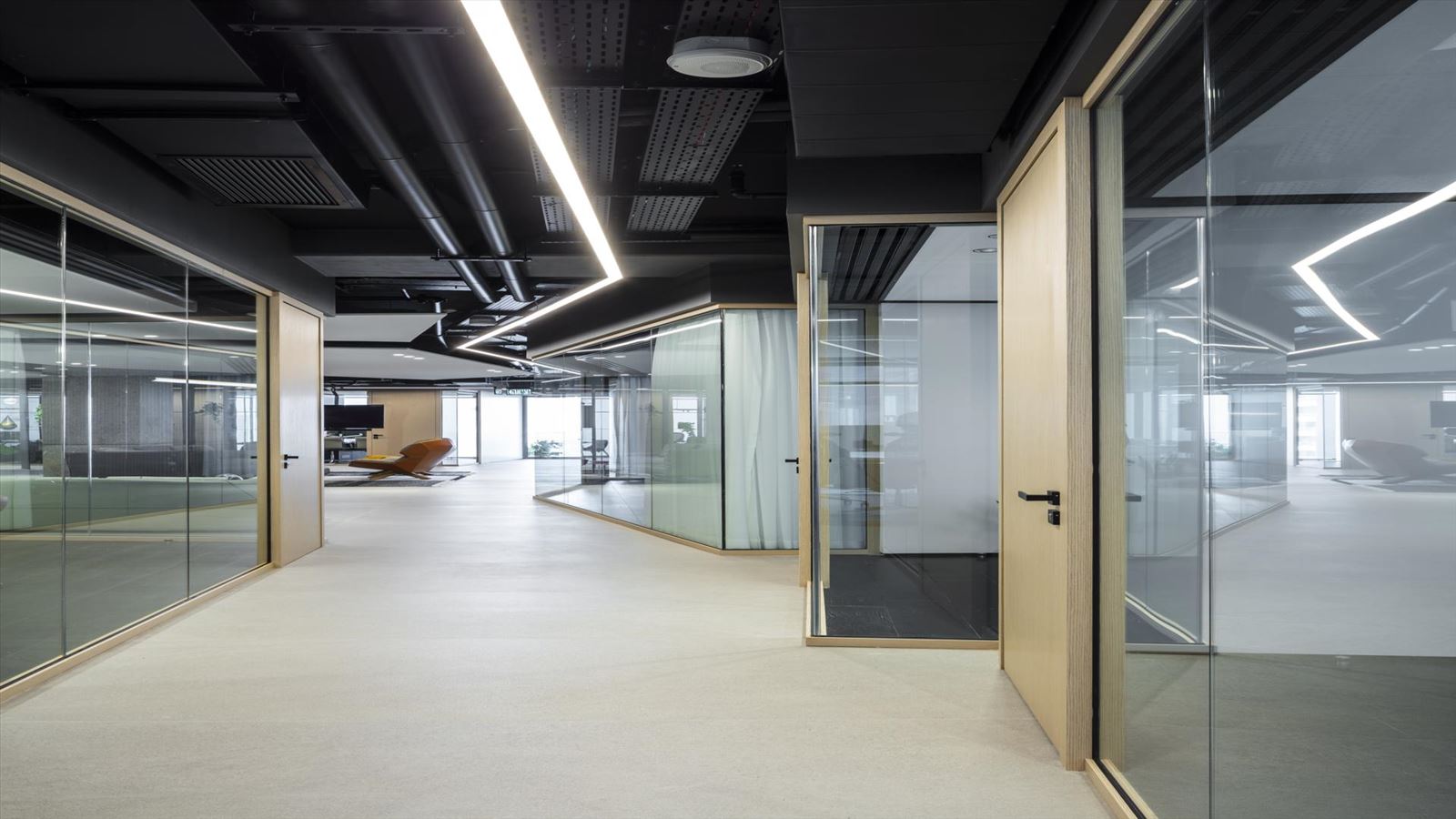 Fortissimo Offices – Tel Aviv עיצוב מיוחד של גוף תאורת מסדרון נעשה על ידי דורי קמחי