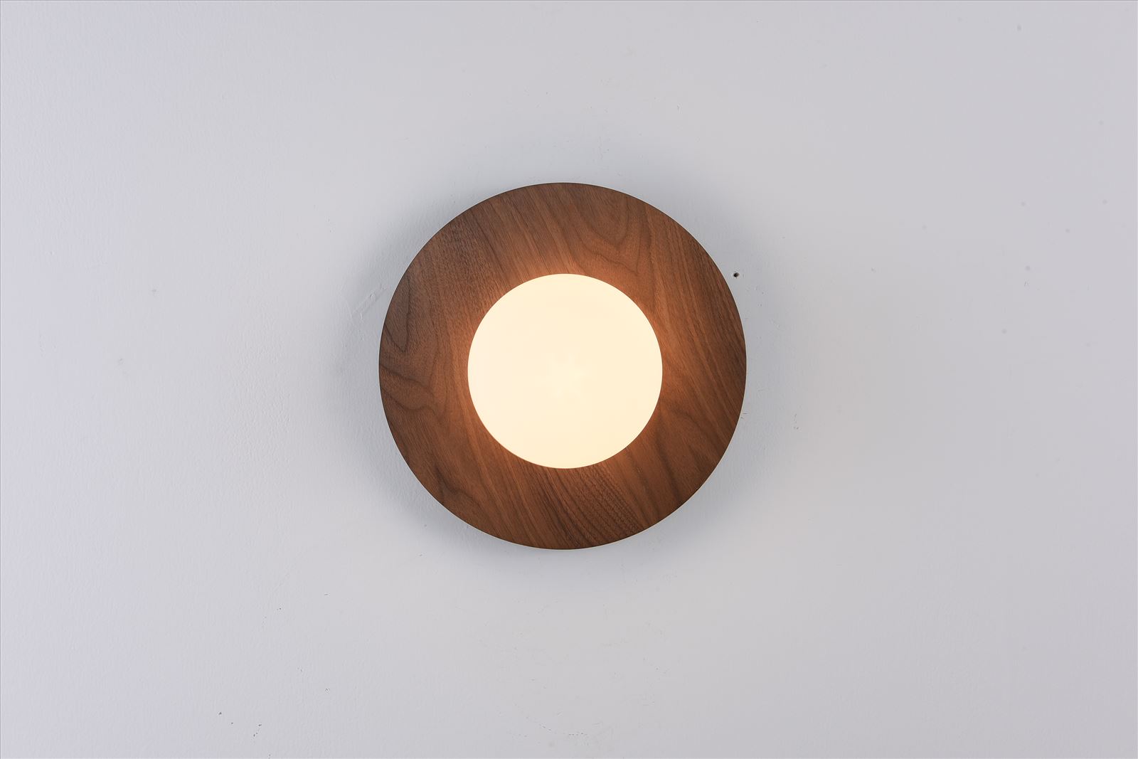 גופי תאורה בקטגוריית: מנורות קיר  ,שם המוצר: מ. קיר עץ ROYA 