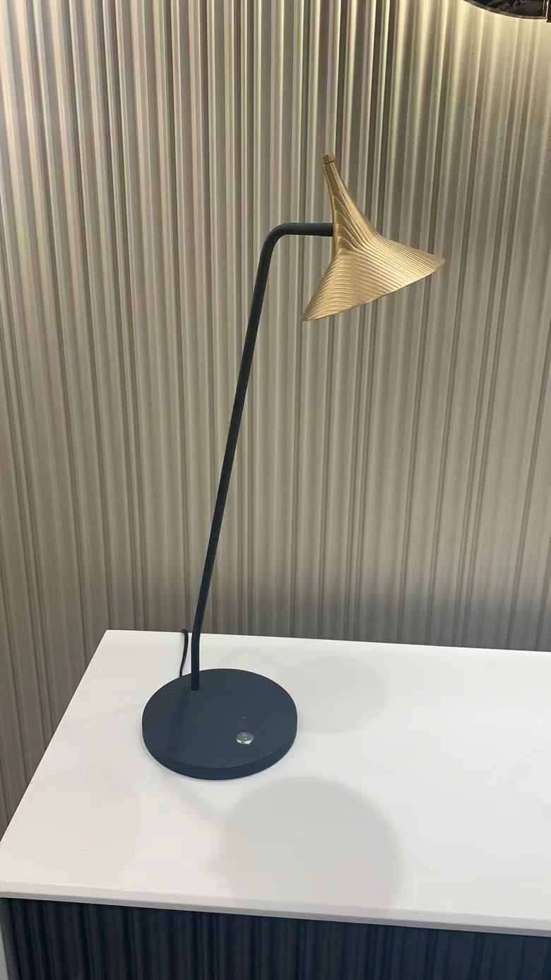 גופי תאורה בקטגוריית: מנורות שולחן  ,שם המוצר: מ. שולחן PEAK